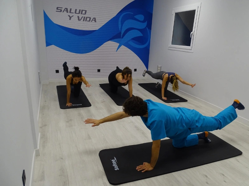 Clases de pilates terapeutico en Valladolid con fisioterapeuta guiando ejercicios de estabilidad y control corporal